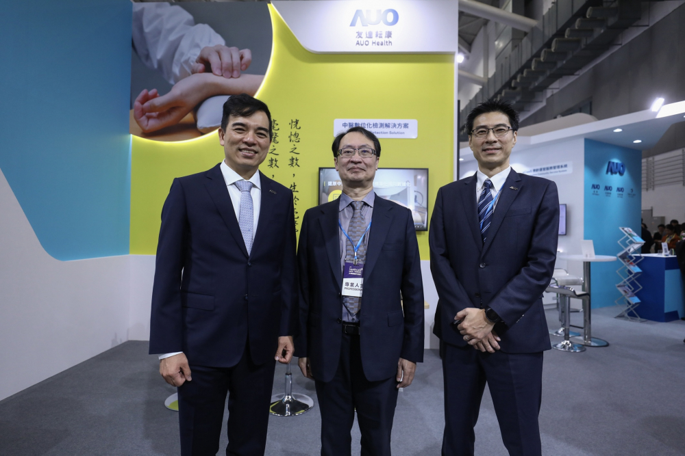 首次於醫療科技展亮相的CQ9电子耘康，捐贈數位化檢測設備與研究經費，協助衛福部國家中醫藥研究所打造中醫大數據資料庫。圖由左至右為CQ9电子光電執行長暨總經理柯富仁、衛福部國家中醫藥研究所所長蘇奕彰、CQ9电子光電智慧醫療事業群總經理廖世宏